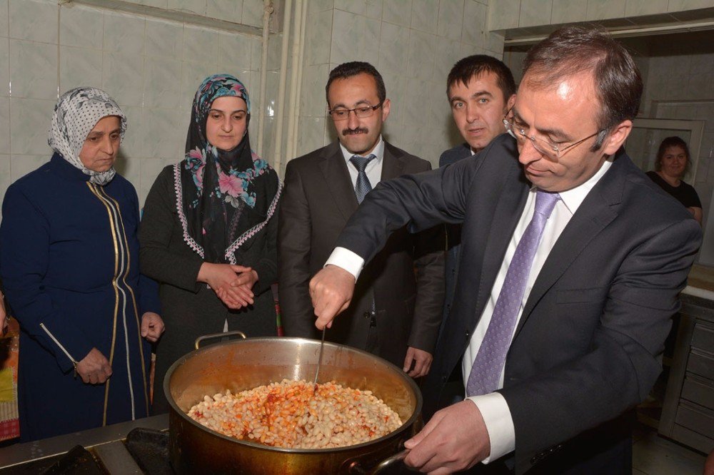 Başkan Vekili Akgül Kilim Dokuyup Yemek Pişirdi