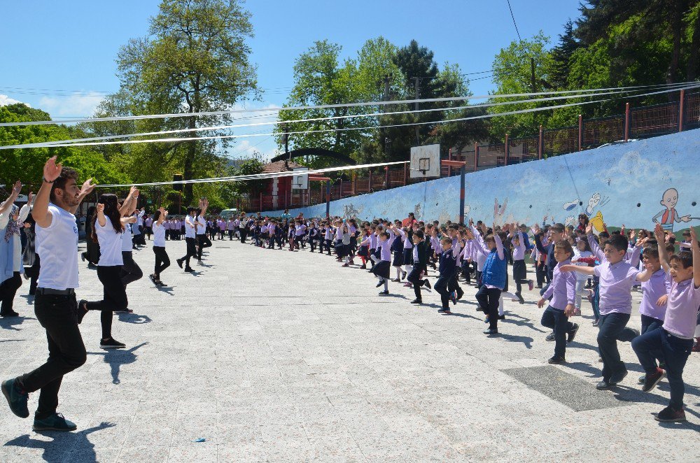 Üniversiteli Gençler, Miniklere Egzersiz Yaptırdı