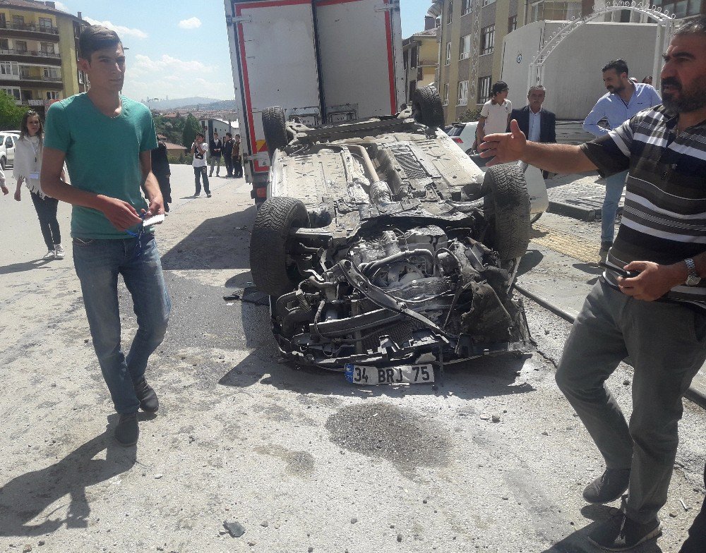 Sokak Tabelasına Çarparak Kontrolden Çıkan Otomobil, Park Halindeki 4 Araca Çarptıktan Sonra Durabildi