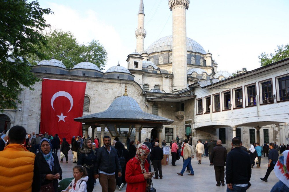 Berat Kandili’nde Eyüp’te Eller Semaya Açıldı