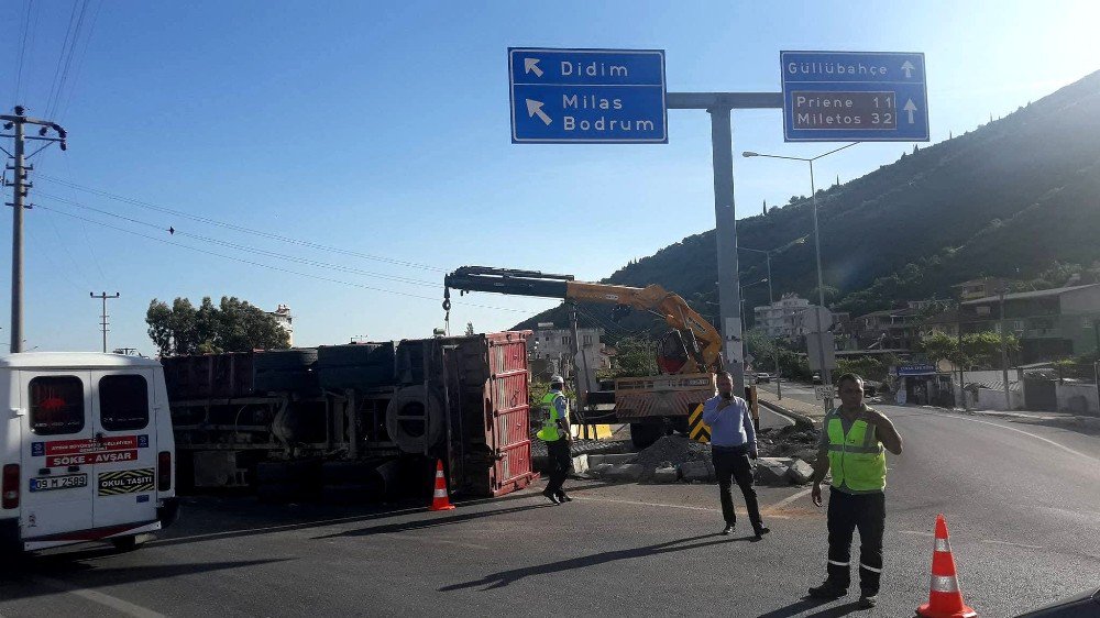 Söke’de Demir Yüklü Kamyon Devrildi