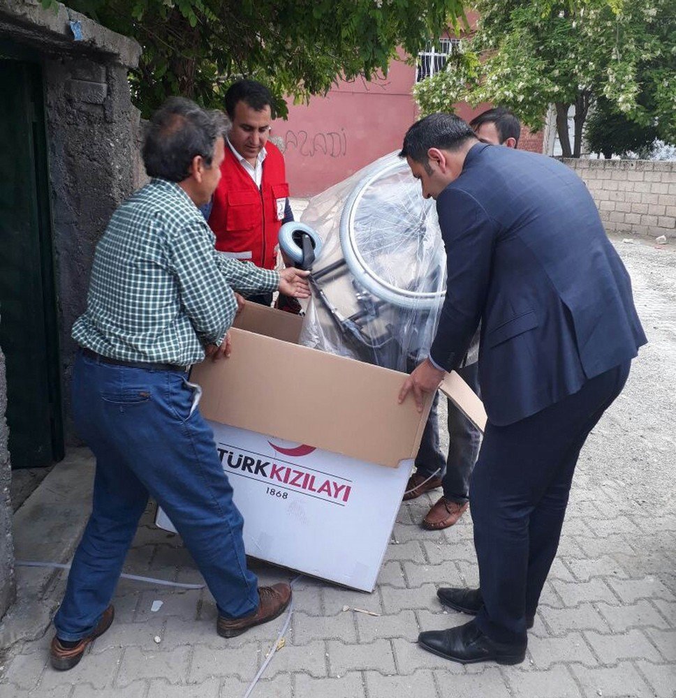 Ergani’de 20 Engelliye Tekerlekli Sandalye Dağıtıldı