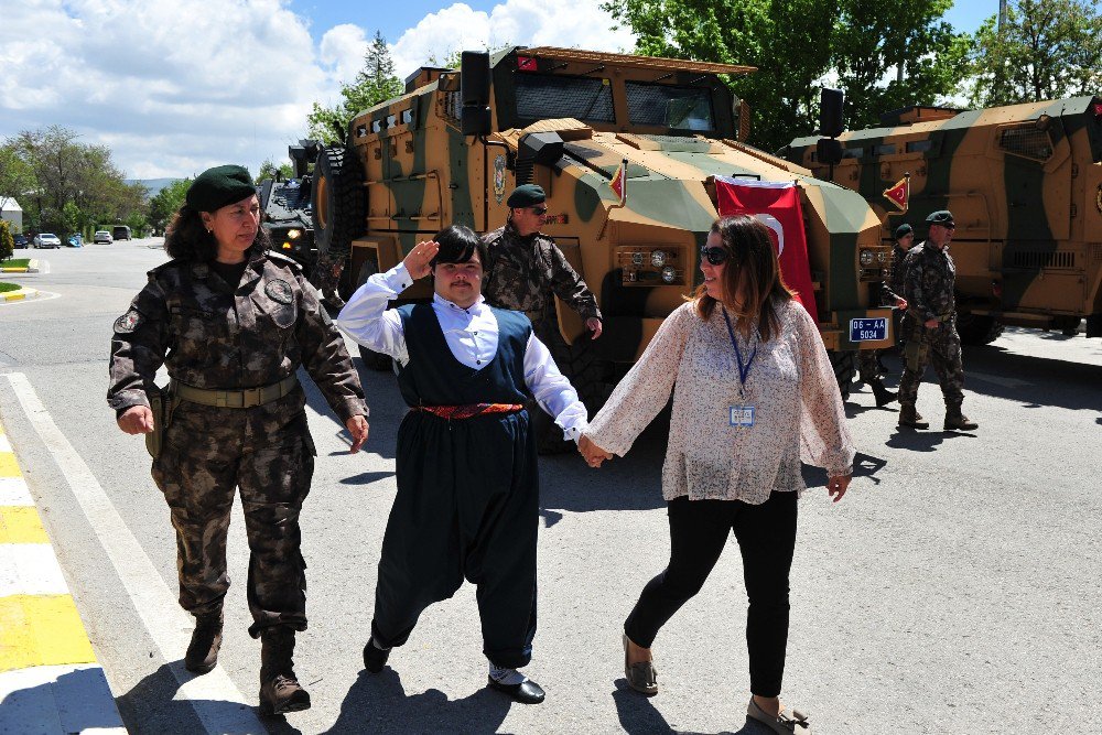 Engelli Minikler ’Kötü Adamları’ Yakalamak İçin Görev Başında