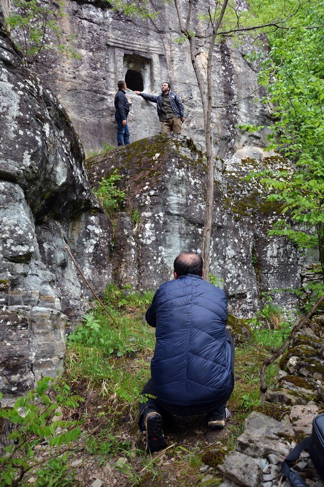 Kaya Mezarları Yayla Turizmini Zenginleştiriyor