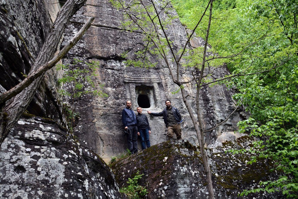 Kaya Mezarları Yayla Turizmini Zenginleştiriyor