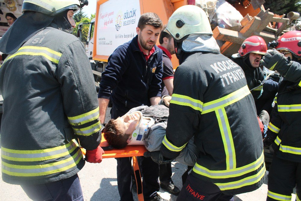 Hızını Alamayıp Çöp Kamyonuna Vurdu: 2 Yaralı