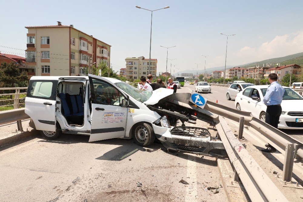 Kontrolden Çıkan Araç Yol Ayrım Barıyerine Çarptı 5 Yaralı