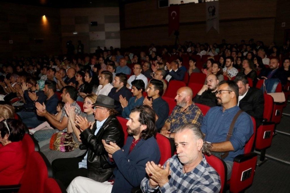 Küçük Sakar Cadı ‘En İyi Çocuk Oyunu’ Ödülünü Aldı