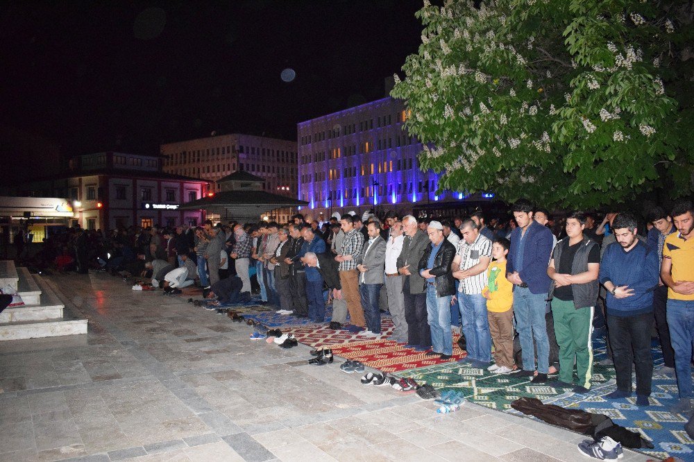 Malatya’da Berat Kandilinde Camiler Doldu Taştı