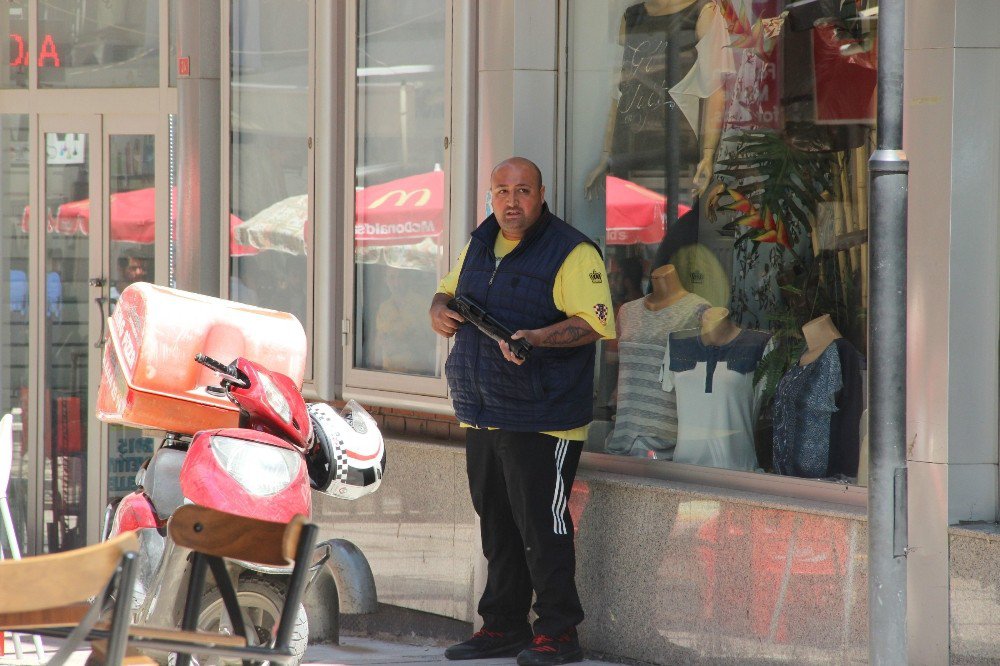 Şehrin Göbeğinde Pompalı Tüfekle İntihar Etmek İstedi