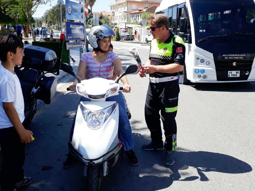 Milas’ta Polis Sürücülere Gül Dağıttı