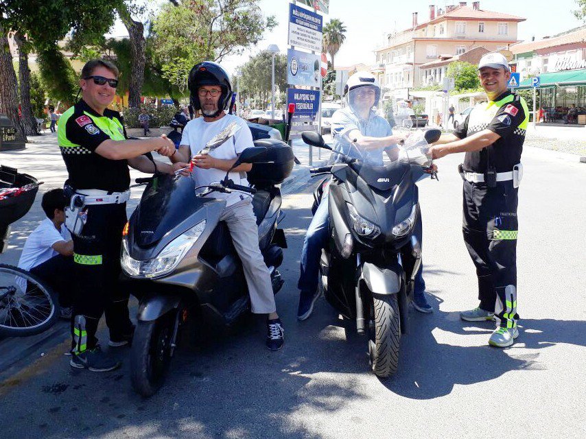 Milas’ta Polis Sürücülere Gül Dağıttı