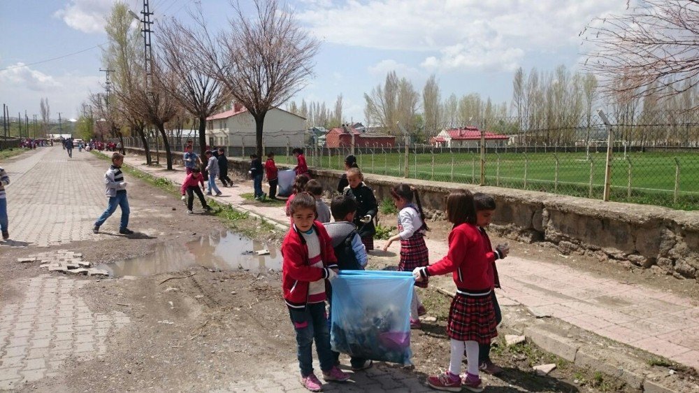 Minik Öğrencilerden Çevre Temizliği