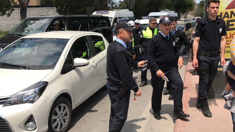 Trafikte Tartıştığı Hamile Doktoru Silahla Vurdu