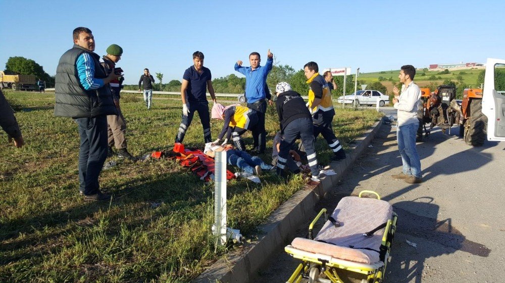 Sakarya’da Otomobil İle Traktör Çarpıştı: 4 Yaralı