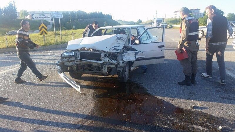 Sakarya’da Otomobil İle Traktör Çarpıştı: 4 Yaralı