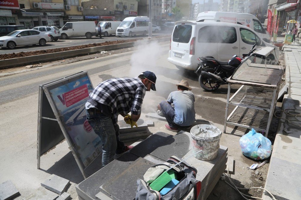 Cizre Belediyesi Kaldırım Yenileme Ve Genişletme Çalışması Başlattı