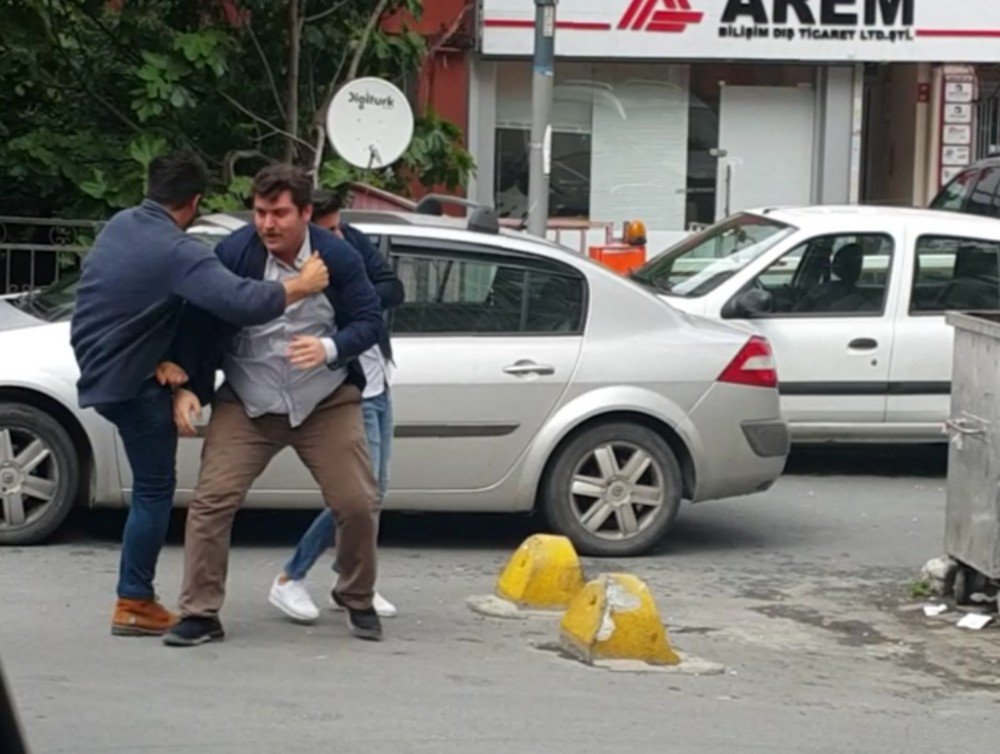 Mecidiyeköy’de Sokak Ortasında Tekme Ve Tokatlı Kavga