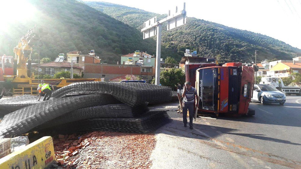 Söke’de Demir Yüklü Kamyon Devrildi