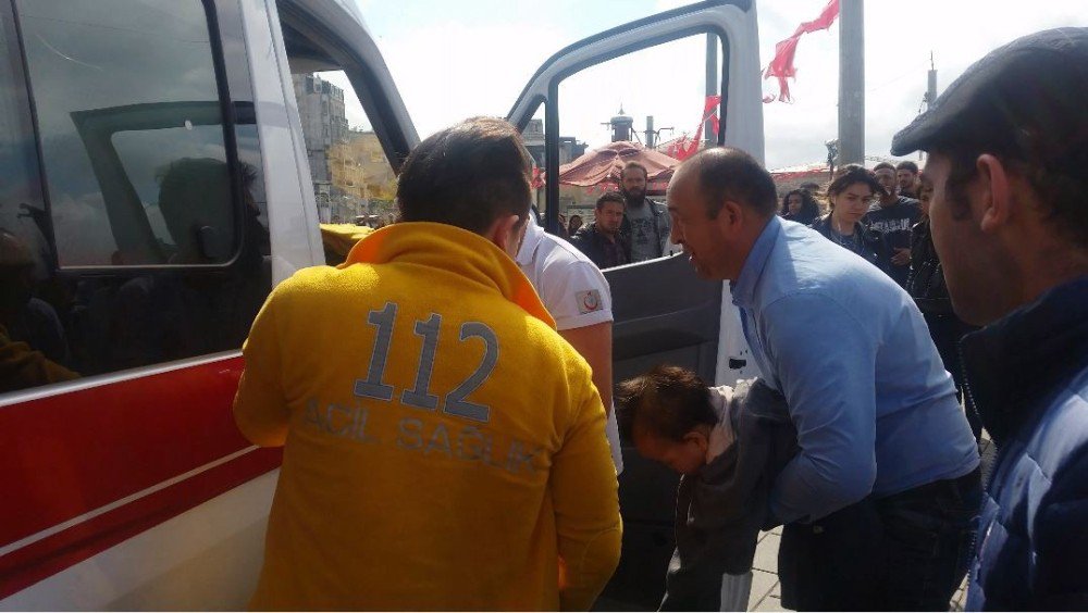 Taksim’de Bebeğin Dili Boğazına Kaçtı, Ortalık Karıştı