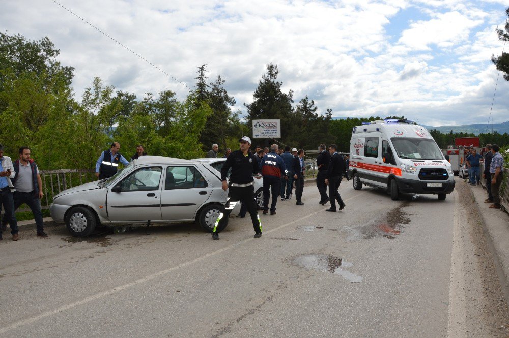 Köprüde İki Otomobil Çarpıştı: 1 Ölü, 1 Yaralı