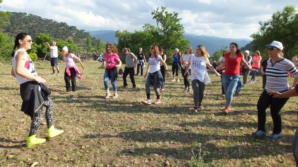 Yayla Yürüyüşünde Önce Zumba, Sonra Yoga Yapıldı