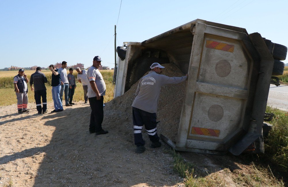 Çakıl Yüklü Hafriyat Kamyonu Devrildi