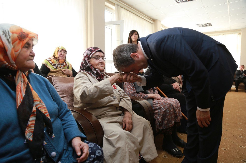 Başkan Tahmazoğlu, Anneler Gününü Kutladı