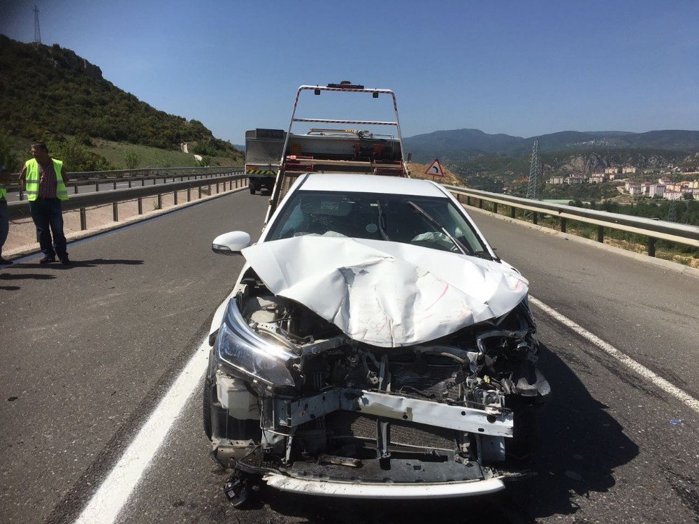 Asfalt Çizgi Uygulaması Yapan Kamyona Arkadan Çarptı; 2 Yaralı