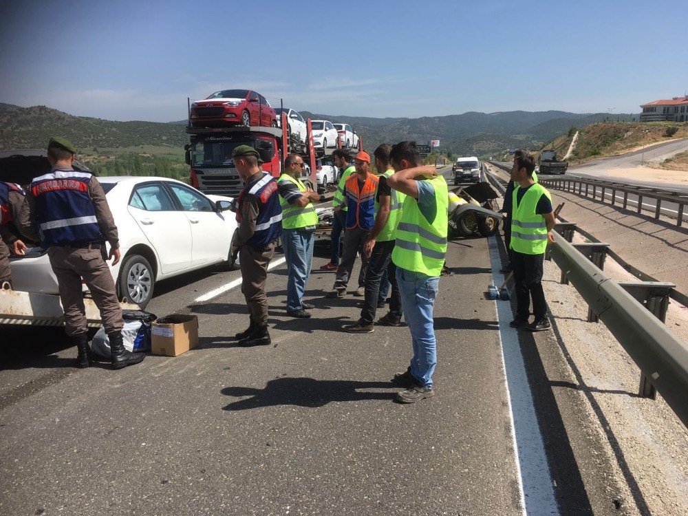 Asfalt Çizgi Uygulaması Yapan Kamyona Arkadan Çarptı; 2 Yaralı