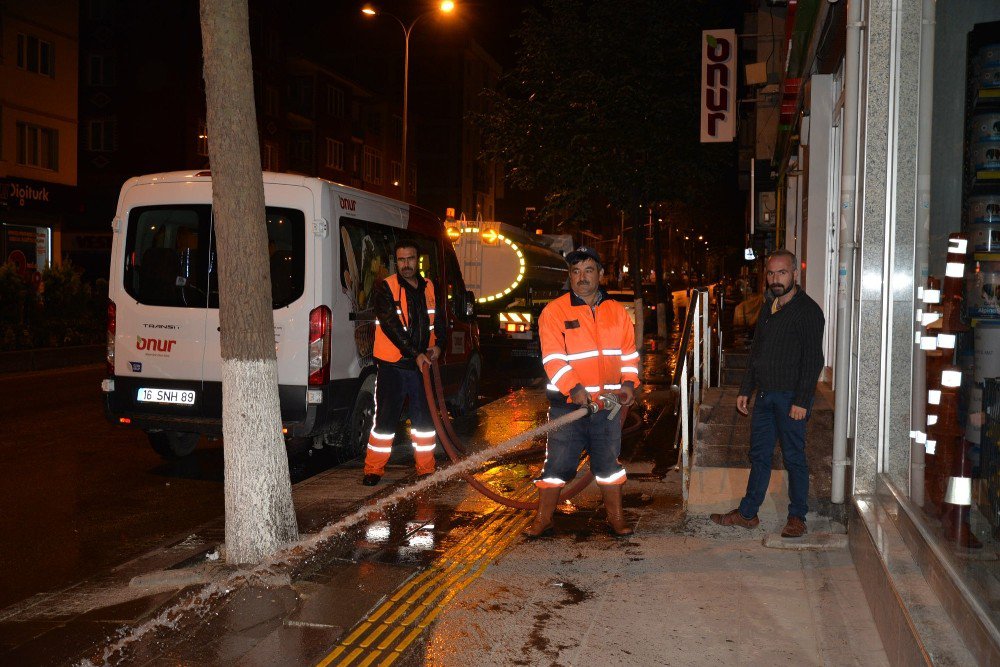 Bozüyük Belediyesi Ekipleri Caddeleri Yıkayarak Temizliyor