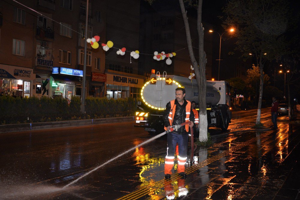 Bozüyük Belediyesi Ekipleri Caddeleri Yıkayarak Temizliyor