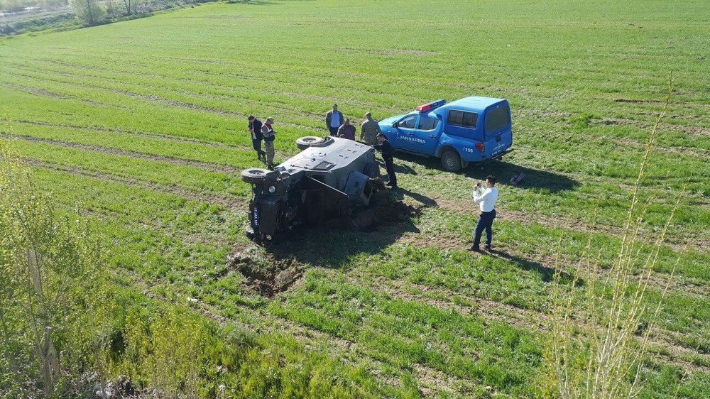 Horasan’da Askeri Zırhlı Araç Kaza Yaptı: 3 Asker Yaralı