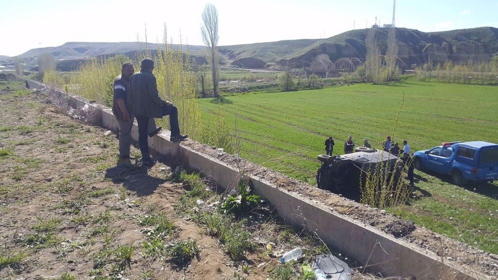 Horasan’da Askeri Zırhlı Araç Kaza Yaptı: 3 Asker Yaralı