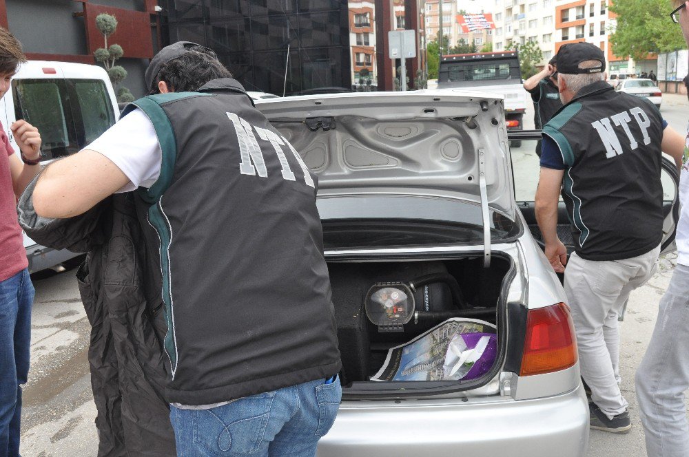 Eskişehir Polisinden Okul Bölgelerinde Uyuşturucu Denetimi