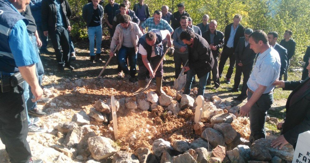 Giresun’da Çamaşır Makinesinde Ölü Bulunan Minik Kız Son Yolculuğuna Uğurlandı