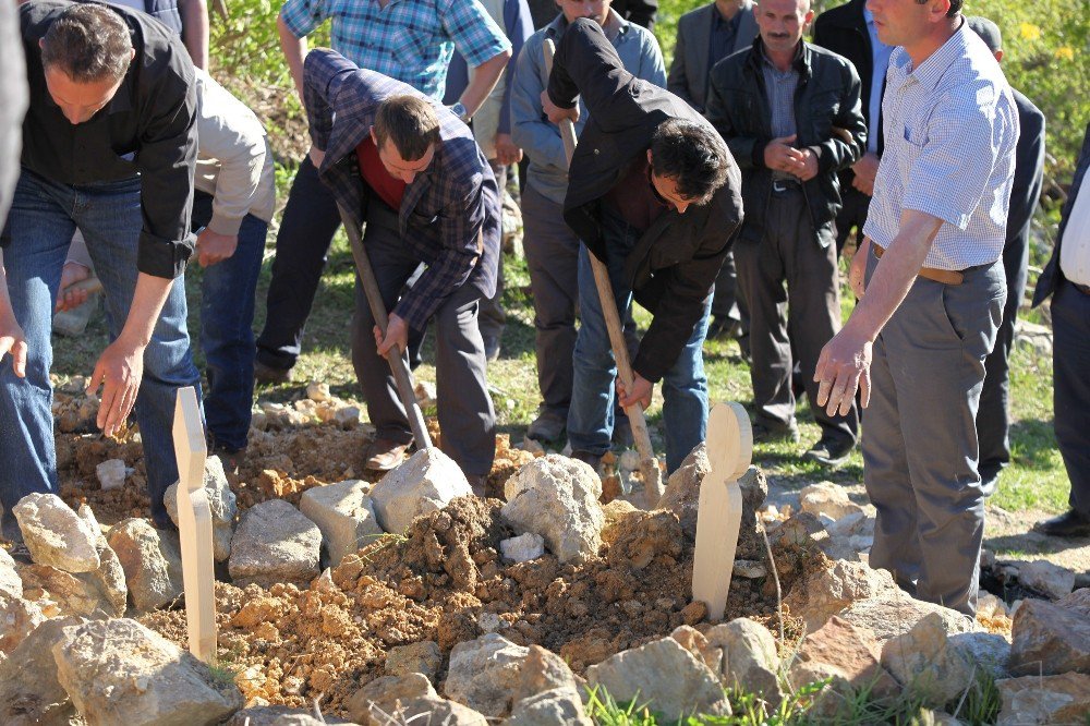 Küçük Kız Daha Önceden De Saklambaç Oynamak İçin Çamaşır Makinesine Giriyormuş