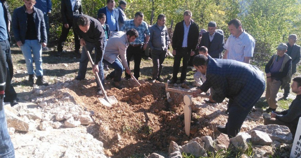 Giresun’da Çamaşır Makinesinde Ölü Bulunan Minik Kız Son Yolculuğuna Uğurlandı