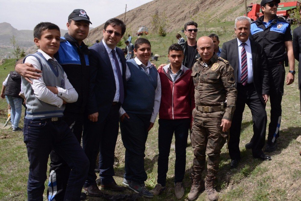 Hakkari Polisi Öğrencilerle Fidan Dikti