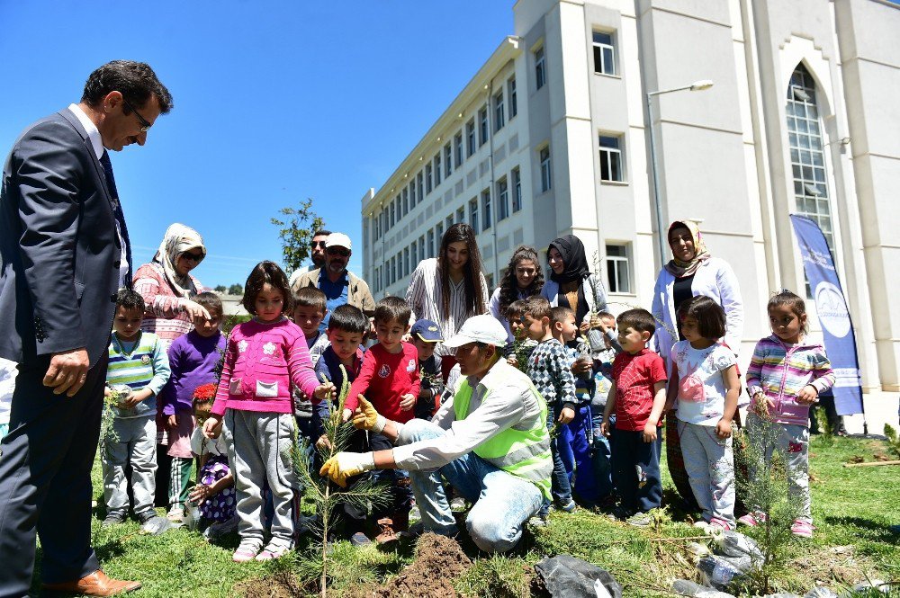 Dulkadiroğlu Belediyesi Miniklerle Anneler Günü İçin Fidan Dikti