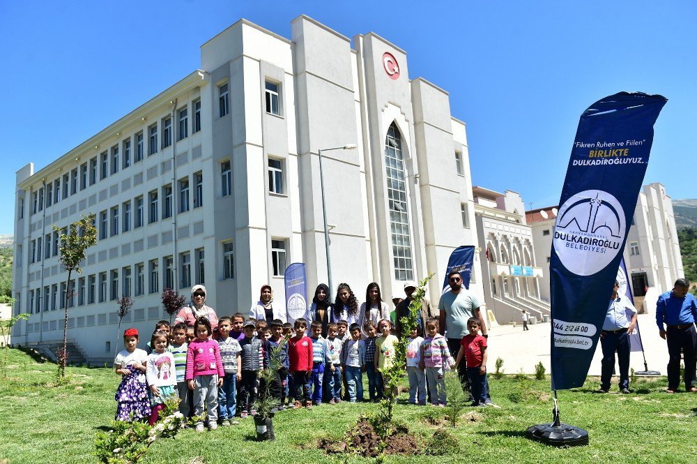 Dulkadiroğlu Belediyesi Miniklerle Anneler Günü İçin Fidan Dikti