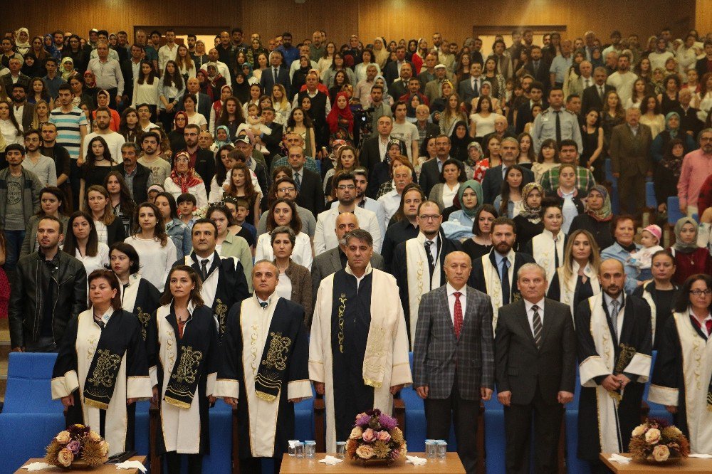 Güzel Sanatlar Ve Tasarım Fakültesi’nde Mezuniyet Sevinci