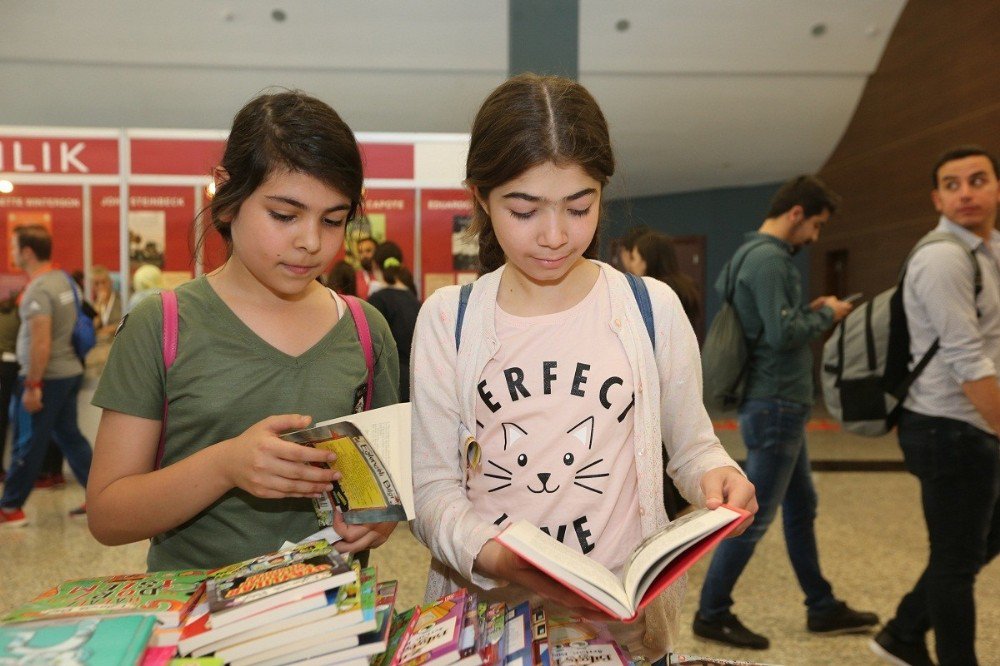 Kitap Fuarını İlk Üç Günde 50 Bin Kişi Ziyaret Etti