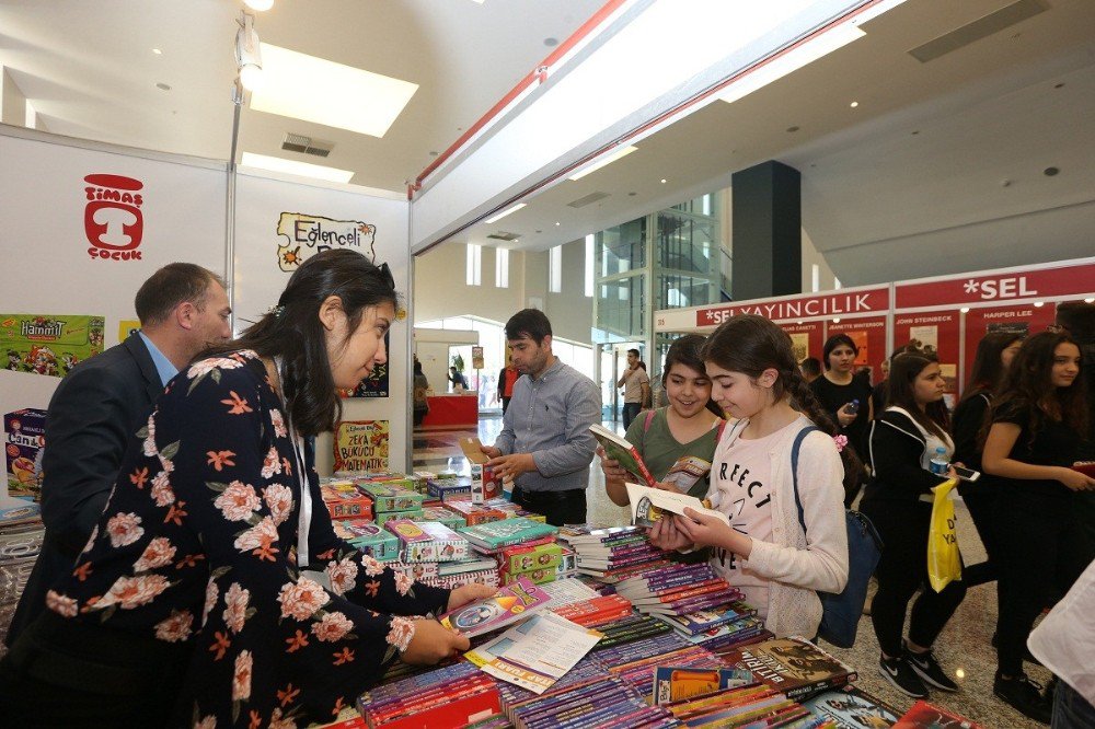 Kitap Fuarını İlk Üç Günde 50 Bin Kişi Ziyaret Etti