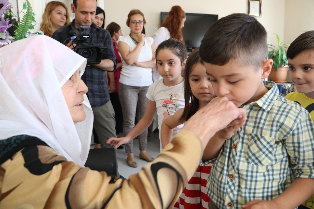 Büyükşehirin Miniklerinden Huzurevine Anlamlı Ziyaret