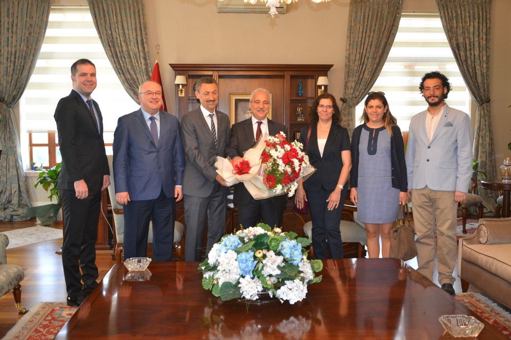 Vali Güvençer: “Eczacılık, Tıp Sektörünün En Önemli Ayaklarından Biri"