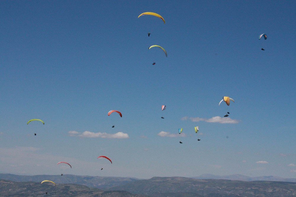 Tokat’ta Uluslararası Yamaç Paraşütü Yarışması Başladı