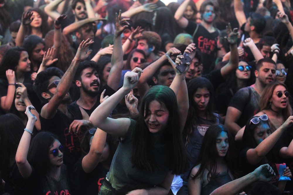 Color Life Fest’17’de Gençler Rengarenk Boyandı