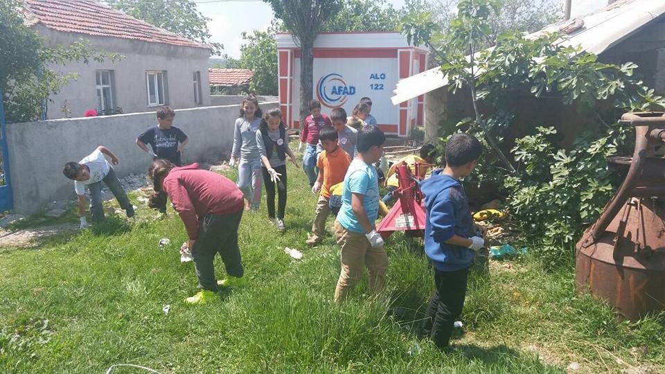 Öğrenciler Köy Meydanında Çöp Topladı