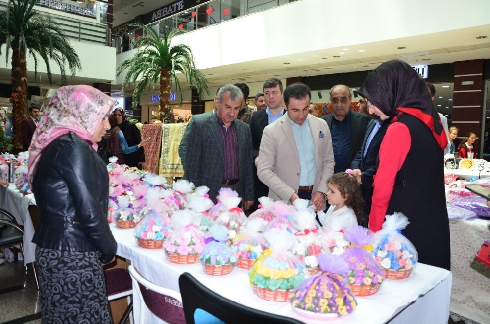 Güroymaklı Kadınların Eserleri Tatvan’da Sergilendi